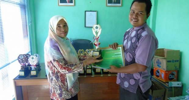 Penyerahan Piala dan Sertifikat