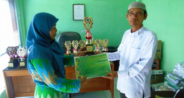 Penyerahan Sertifikat dan Piala